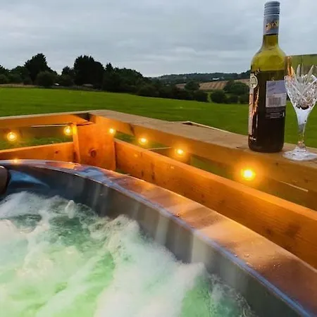 Luxury tent Burtree House & Retreats Tipi With Secluded Hot Tub