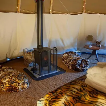 Burtree House & Retreats Tipi With Secluded Hot Tub * Thirkleby