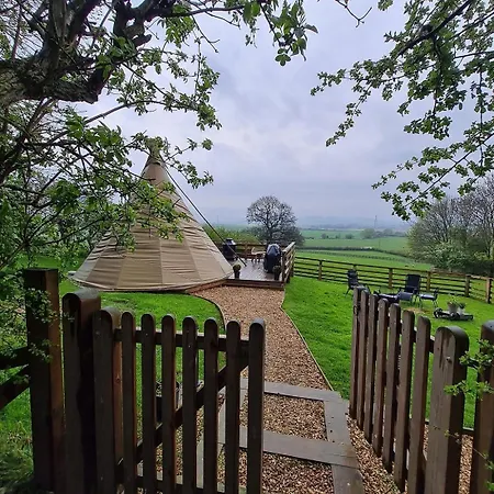 Burtree House & Retreats Tipi With Secluded Hot Tub *