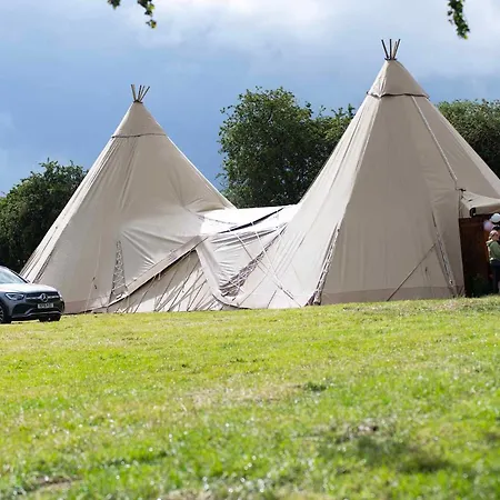 Burtree House & Retreats Tipi With Secluded Hot Tub * Thirkleby