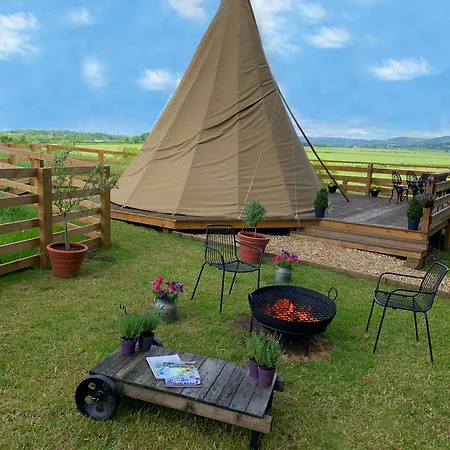 Luxury tent Burtree House & Retreats Tipi With Secluded Hot Tub