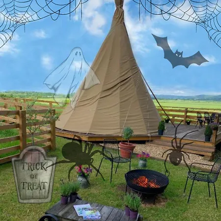 Luxury tent Burtree House & Retreats Tipi With Secluded Hot Tub Thirkleby