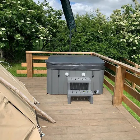 Burtree House & Retreats Tipi With Secluded Hot Tub