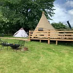 Burtree House & Retreats Tipi With Secluded Hot Tub