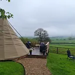 Burtree House & Retreats Tipi With Secluded Hot Tub * Thirkleby