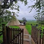 Burtree House & Retreats Tipi With Secluded Hot Tub *